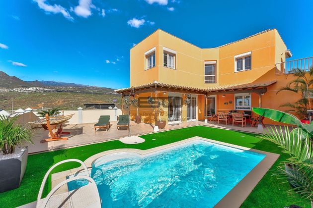 Foto 2 de Alquiler de chalet en Los Cristianos - Playa de las Américas de 4 habitaciones con terraza y piscina