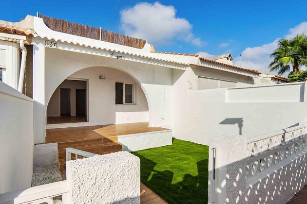 Foto 1 de Casa adossada en venda a San Miguel de Salinas de 2 habitacions amb terrassa i jardí
