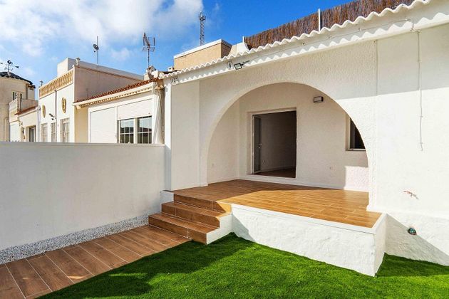 Foto 2 de Casa adossada en venda a San Miguel de Salinas de 2 habitacions amb terrassa i jardí