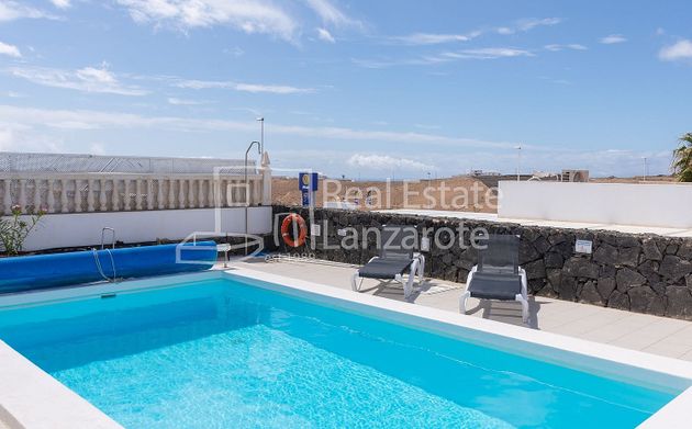Foto 1 de Venta de chalet en calle San Blas de 3 habitaciones con terraza y piscina