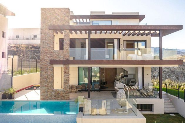 Foto 2 de Venta de casa en Benahavís de 4 habitaciones con terraza y piscina