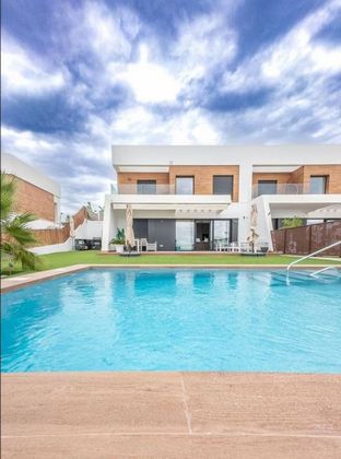 Foto 1 de Casa adosada en venta en Playa de Poniente de 3 habitaciones con terraza y piscina