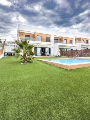Foto 2 de Casa adossada en venda a Playa de Poniente de 3 habitacions amb terrassa i piscina