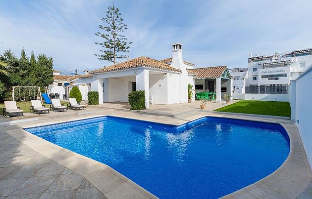 Foto 1 de Chalet en venta en urbanización Bahia Azul Marbella de 4 habitaciones con terraza y piscina
