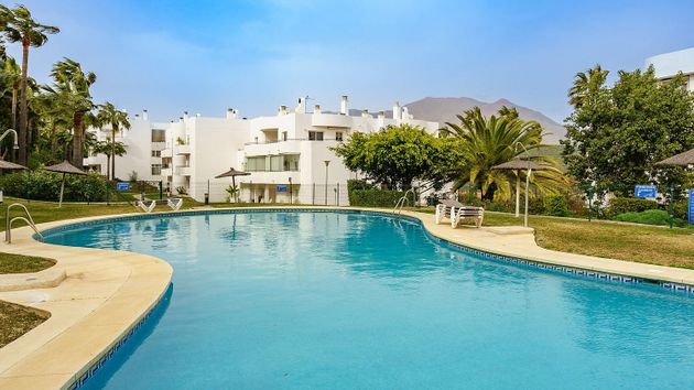 Foto 1 de Piso en venta en vía Del Mediterráneo Km Estepona Málaga de 2 habitaciones con terraza y piscina
