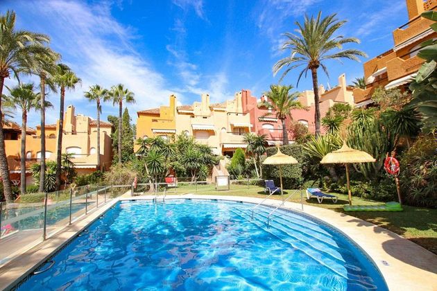Foto 1 de Casa en venda a Nueva Andalucía centro de 3 habitacions amb terrassa i piscina