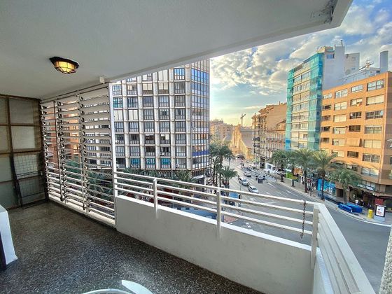 Foto 2 de Pis en lloguer a calle Diaz Moreu de 3 habitacions amb terrassa i mobles