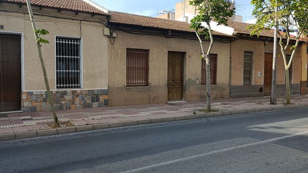 Foto 2 de Casa adosada en venta en calle Poeta Miguel Hernandez de 4 habitaciones con jardín