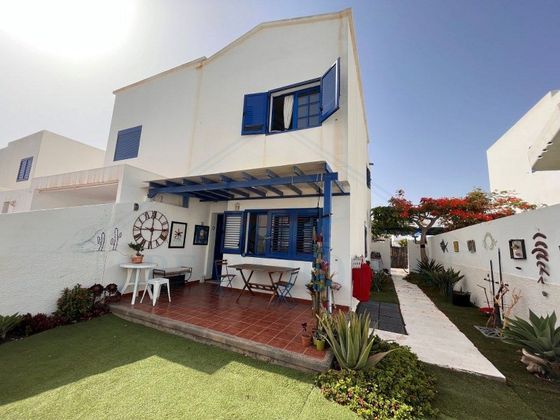 Foto 1 de Casa adossada en venda a Playa Blanca de 2 habitacions amb terrassa i jardí