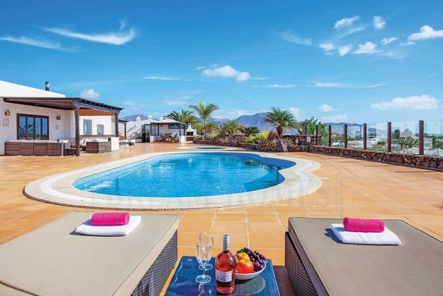 Foto 1 de Chalet en venta en Playa Blanca de 5 habitaciones con terraza y piscina