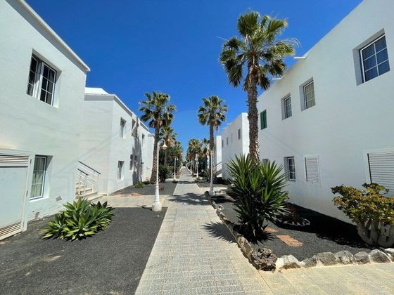 Foto 1 de Pis en venda a Playa Blanca de 2 habitacions amb terrassa i jardí