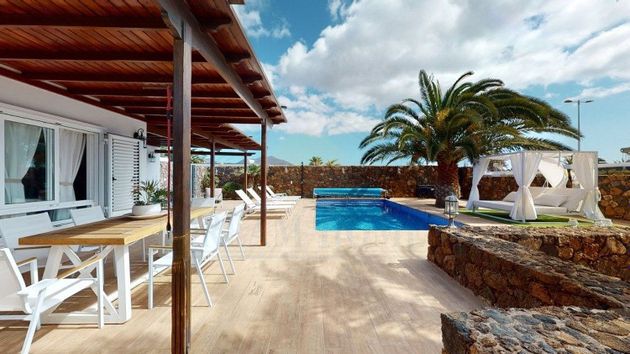 Foto 2 de Chalet en venta en Playa Blanca de 4 habitaciones con terraza y piscina