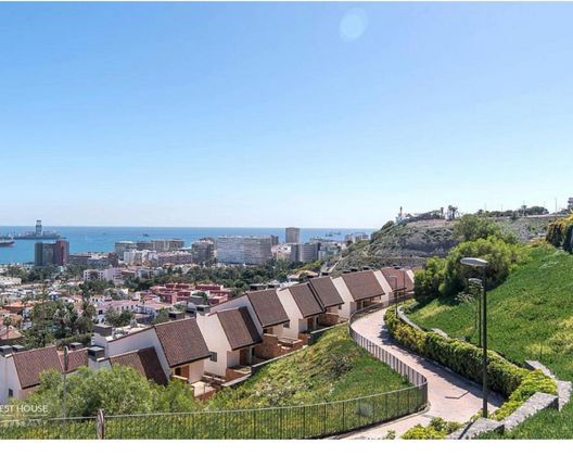Foto 2 de Casa en venda a paseo La Cornisa de 3 habitacions amb terrassa i garatge