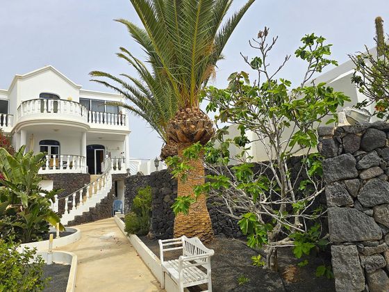 Foto 2 de Casa adossada en venda a Charco de Palo de 3 habitacions amb terrassa i piscina