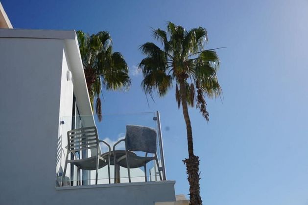 Foto 2 de Casa adossada en venda a calle Virgo de 2 habitacions amb terrassa i piscina