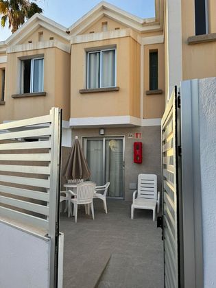 Foto 1 de Casa adossada en venda a calle Virgo de 2 habitacions amb terrassa i piscina