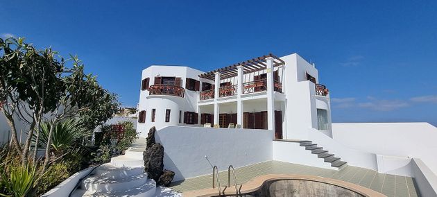 Foto 1 de Chalet en venta en Costa Teguise de 5 habitaciones con terraza y piscina