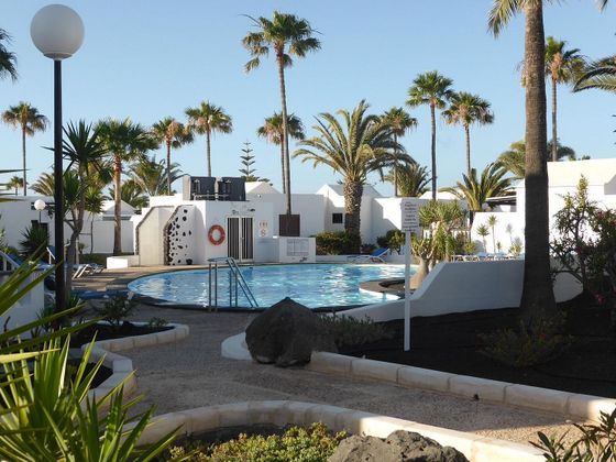 Foto 1 de Piso en venta en Costa Teguise de 2 habitaciones con terraza y piscina