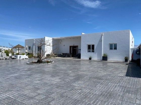 Foto 1 de Chalet en venta en Costa Teguise de 3 habitaciones con terraza y piscina