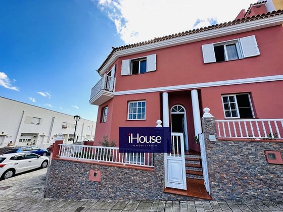 Foto 1 de Casa adosada en venta en Los Realejos-Icod El Alto de 3 habitaciones con terraza y garaje