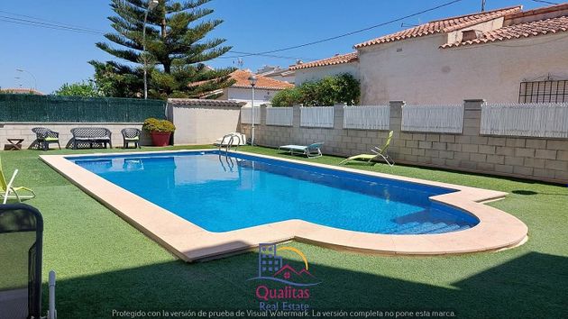 Foto 1 de Casa adosada en alquiler en Oliva Playa de 2 habitaciones con terraza y piscina