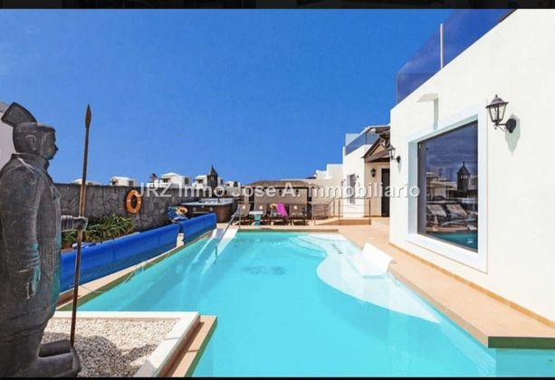 Foto 1 de Casa adossada en venda a Playa Blanca de 5 habitacions amb terrassa i piscina