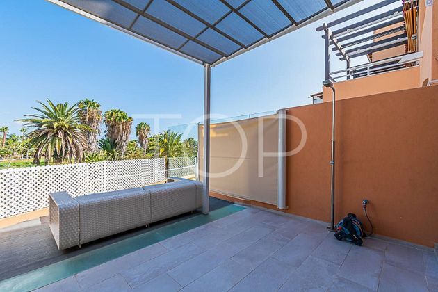 Foto 2 de Casa adossada en venda a calle Tajore de 3 habitacions amb terrassa i piscina