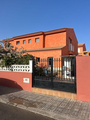 Foto 1 de Venta de chalet en Corralejo de 3 habitaciones con jardín y balcón