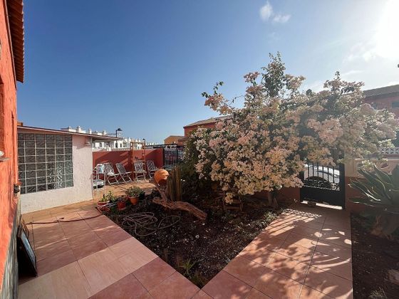 Foto 2 de Venta de chalet en Corralejo de 3 habitaciones con jardín y balcón