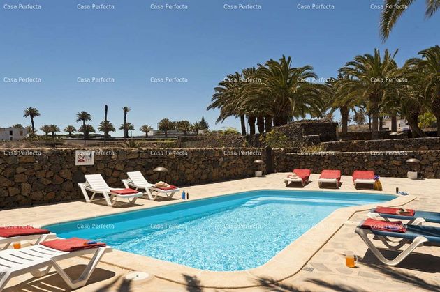 Foto 1 de Casa adossada en venda a Haría pueblo de 22 habitacions amb piscina