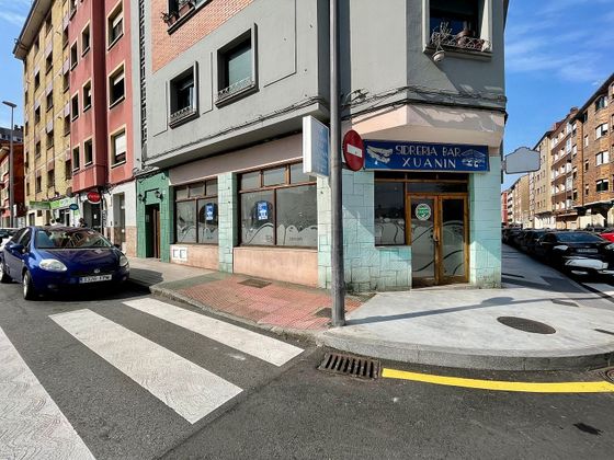 Foto 2 de Local en venda a calle Pachín de Melás de 79 m²