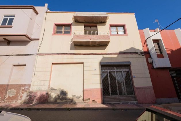 Foto 2 de Casa adosada en venta en calle El Salvador de 5 habitaciones con terraza y balcón