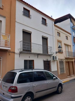 Foto 2 de Venta de casa en Torre del Campo de 5 habitaciones con terraza y balcón