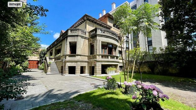Foto 1 de Casa en venda a calle Pérez de la Sala de 10 habitacions amb terrassa i garatge