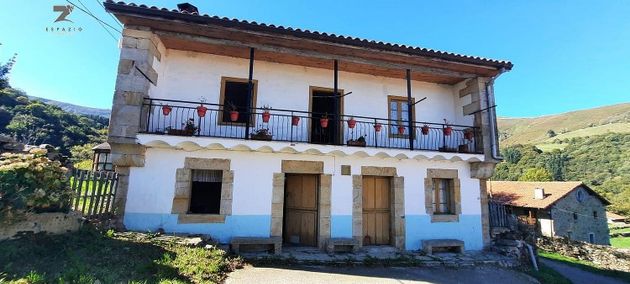 Foto 2 de Venta de casa rural en Luena de 4 habitaciones con terraza