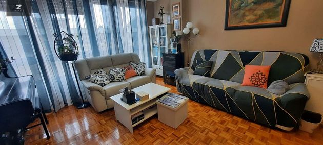 Foto 2 de Piso en venta en Castilla - Hermida de 3 habitaciones con garaje y muebles
