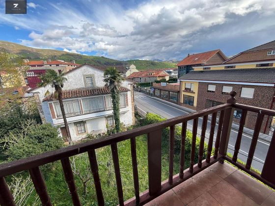 Foto 2 de Pis en venda a Villacarriedo de 4 habitacions amb terrassa i balcó