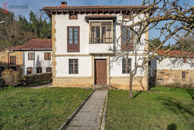 Foto 1 de Casa rural en venta en Corvera de Toranzo de 4 habitaciones con jardín