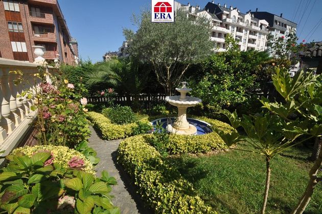 Foto 1 de Casa adossada en venda a avenida De Chinchapapa de 6 habitacions amb terrassa i piscina