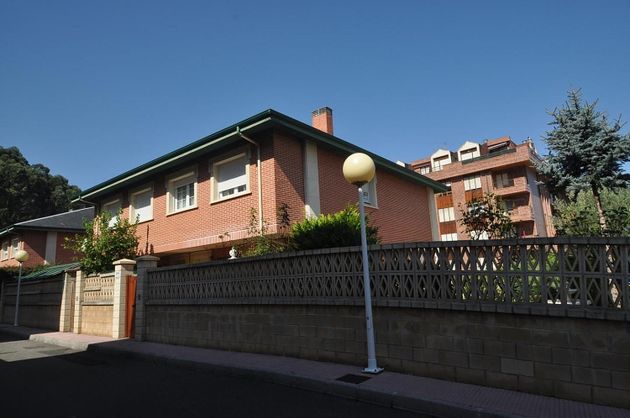 Foto 2 de Casa adossada en venda a avenida De Chinchapapa de 6 habitacions amb terrassa i piscina