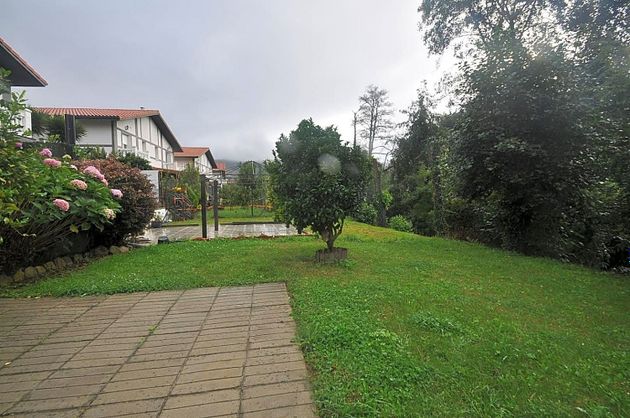 Foto 2 de Casa adossada en venda a barrio Sámano de 5 habitacions amb terrassa i jardí