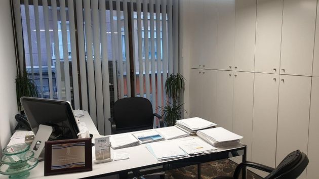 Foto 2 de Venta de oficina en Centro - Elche con aire acondicionado