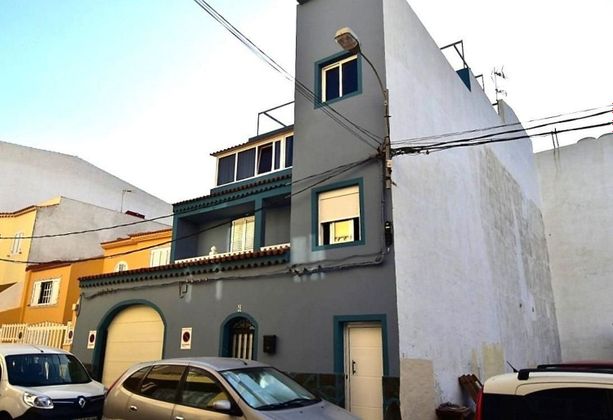 Foto 1 de Casa adossada en venda a Vecindario-Paredilla-Sardina de 6 habitacions amb terrassa i garatge