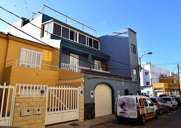 Foto 2 de Casa adosada en venta en Vecindario-Paredilla-Sardina de 6 habitaciones con terraza y garaje