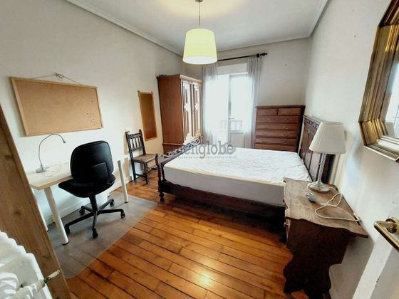Foto 2 de Pis en lloguer a Santo Domingo de 5 habitacions amb mobles i calefacció