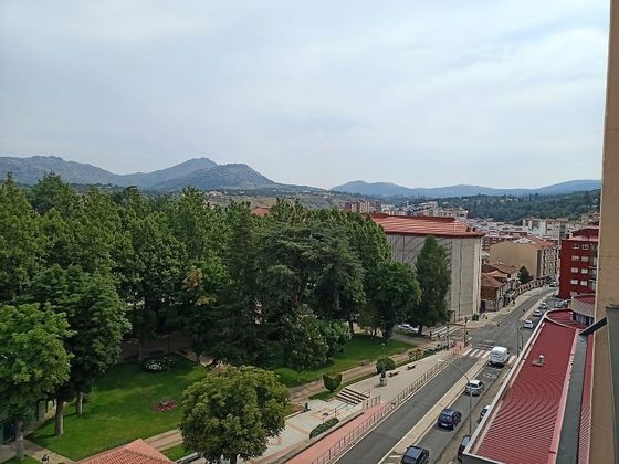 Foto 2 de Piso en venta en Béjar de 4 habitaciones con terraza y balcón