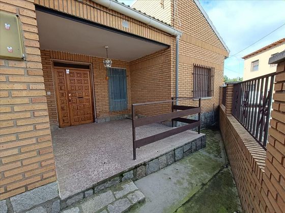 Foto 2 de Casa adossada en venda a calle Torrijos de 3 habitacions amb jardí