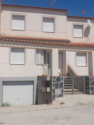 Foto 1 de Casa adossada en venda a calle La Mesa de 3 habitacions amb jardí i calefacció