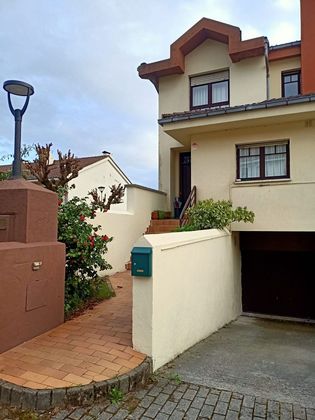 Foto 2 de Casa adossada en venda a Llanera de 4 habitacions amb terrassa i piscina