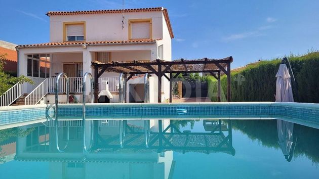 Foto 1 de Xalet en venda a Alcadozo de 5 habitacions amb terrassa i piscina